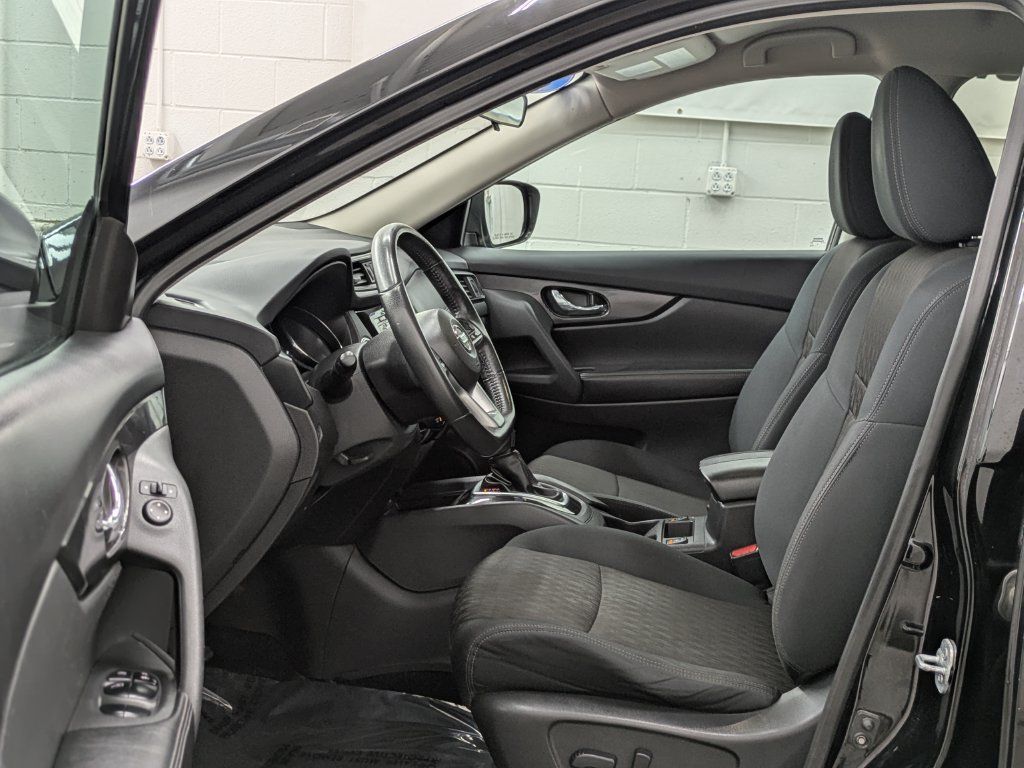 Used 2017 Nissan Rogue SV AWD/4WD image 3