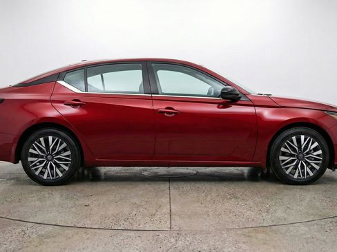 Used 2025 Nissan Altima 2.5 SV FWD image 11