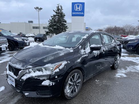 Used 2021 Nissan Versa SV image 2