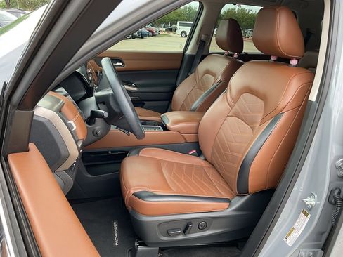 Used 2024 Nissan Pathfinder Platinum image 14