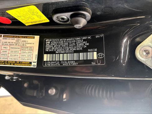 Used 2018 Toyota C-HR XLE FWD image 19