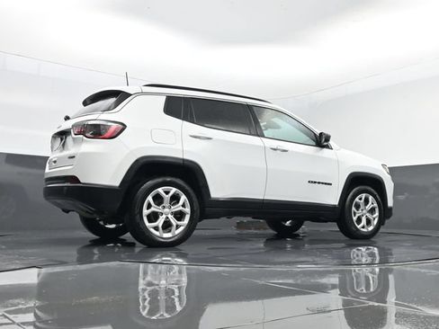 Used 2024 Jeep Compass Latitude AWD/4WD image 23