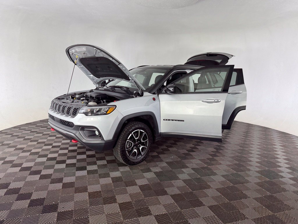 Used 2025 Jeep Compass Trailhawk AWD/4WD image 17
