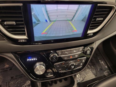 Used 2025 Chrysler Pacifica Select image 13