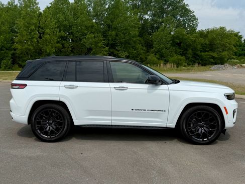 Used 2025 Jeep Grand Cherokee Summit AWD/4WD image 8