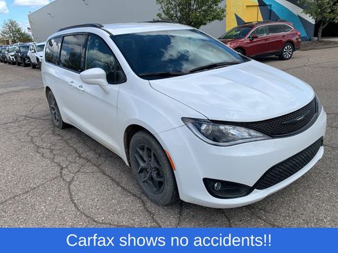 Used 2018 Chrysler Pacifica Touring-L Plus w/ S Appearance Package FWD image 3