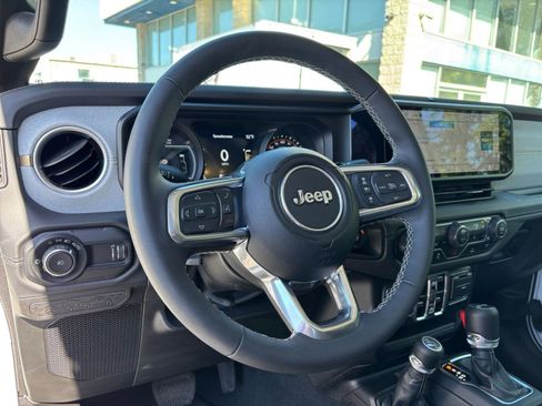 Used 2025 Jeep Wrangler Unlimited Sahara AWD/4WD image 34