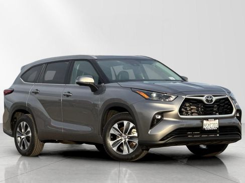 Used 2025 Toyota Highlander XLE image 1