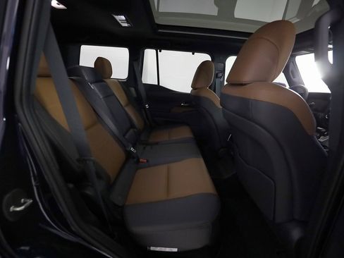 Used 2025 Lexus GX 550 w/ Accessory Package (2T) image 11