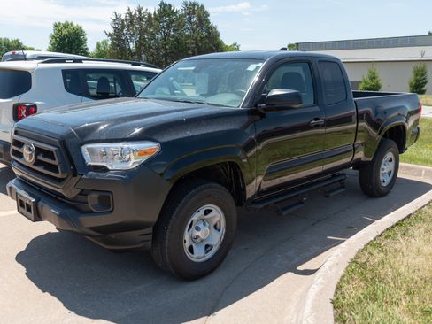 Used 2023 Toyota Tacoma SR RWD image 4