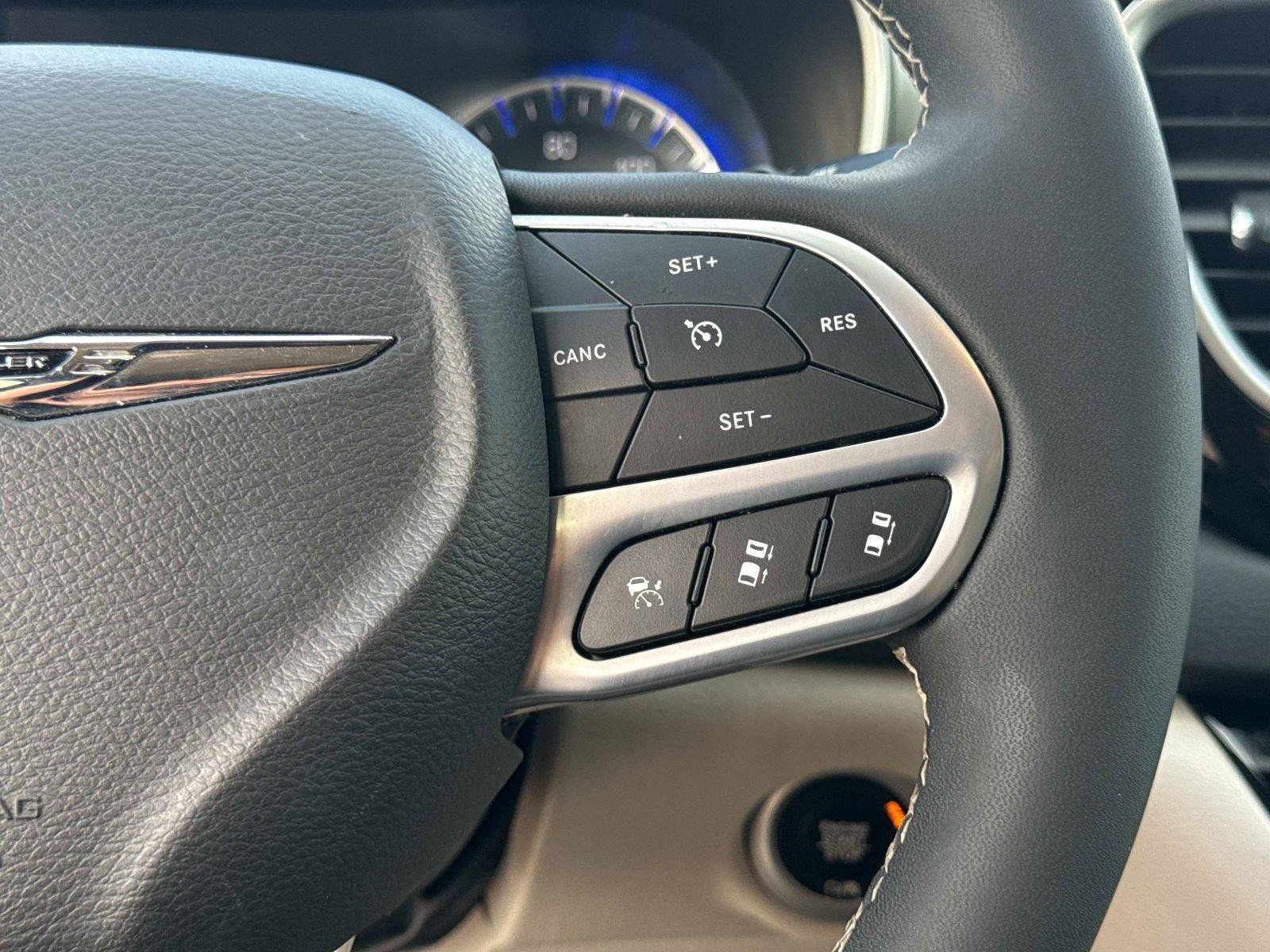 Used 2023 Chrysler Pacifica Touring-L FWD image 30