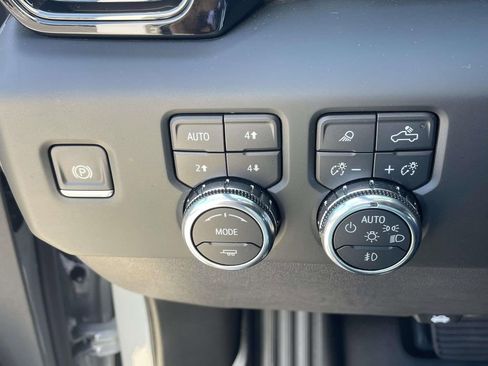 Used 2024 GMC Sierra 1500 AT4 w/ Technology Package AWD/4WD image 19