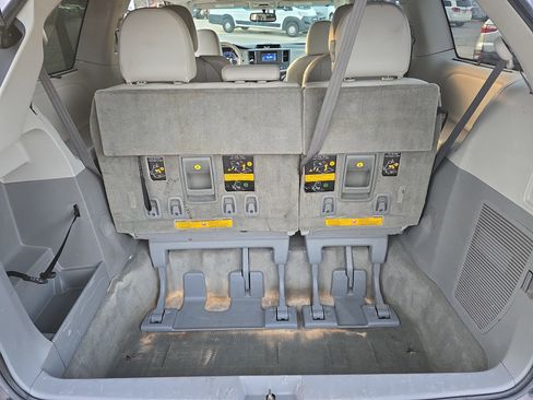 Used 2011 Toyota Sienna XLE image 14