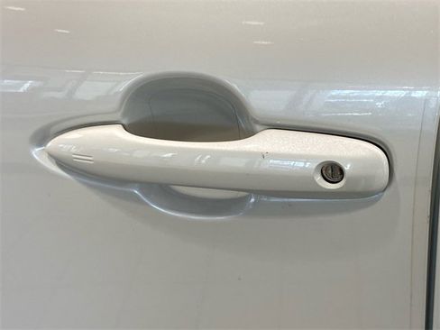 Used 2021 Toyota Venza Limited image 10