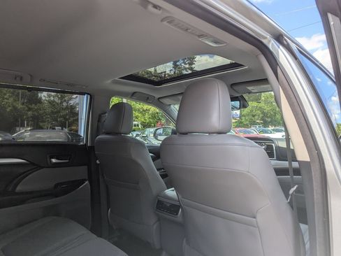 Used 2018 Toyota Highlander XLE AWD/4WD image 48