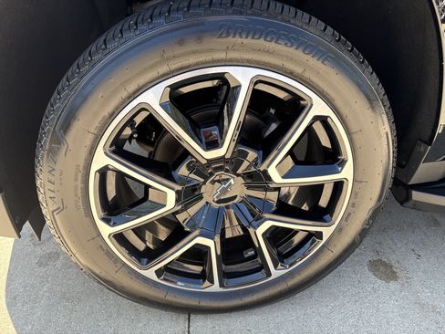 Used 2022 Chevrolet Tahoe RST w/ Luxury Package AWD/4WD image 9
