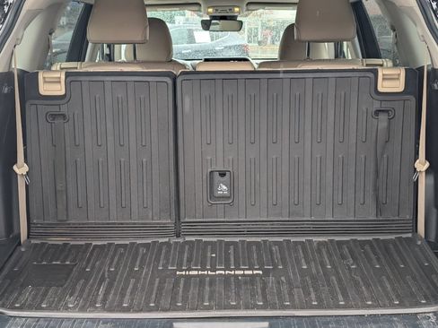 Used 2022 Toyota Highlander XLE FWD image 28