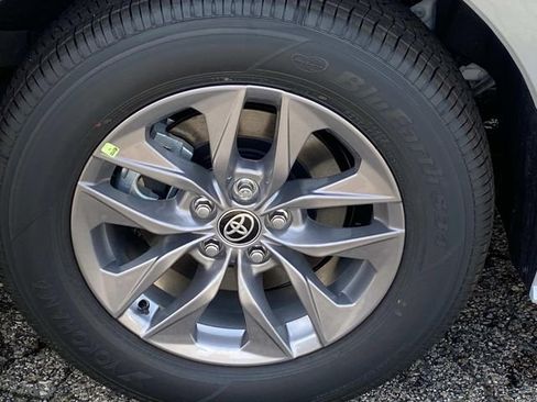 New 2026 Toyota Sienna XLE FWD image 3