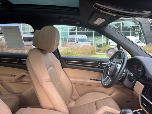 Used 2022 Porsche Cayenne Platinum Edition image 29