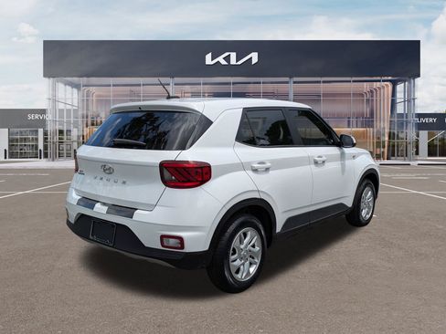 Used 2024 Hyundai Venue SE FWD image 4