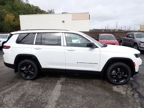 New 2025 Jeep Grand Cherokee L Altitude image 8