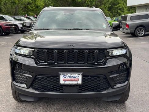 Used 2023 Jeep Grand Cherokee Altitude AWD/4WD image 9