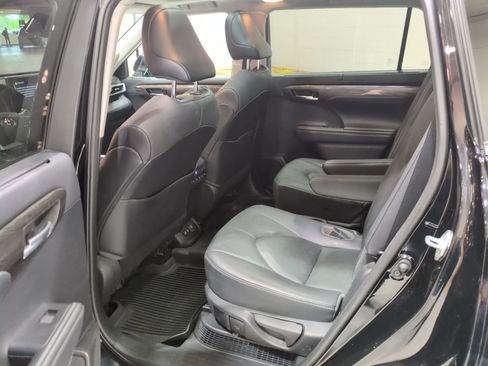 Used 2021 Toyota Highlander Platinum AWD/4WD image 16