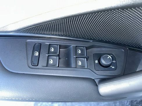 Certified 2025 Volkswagen Tiguan SE image 30