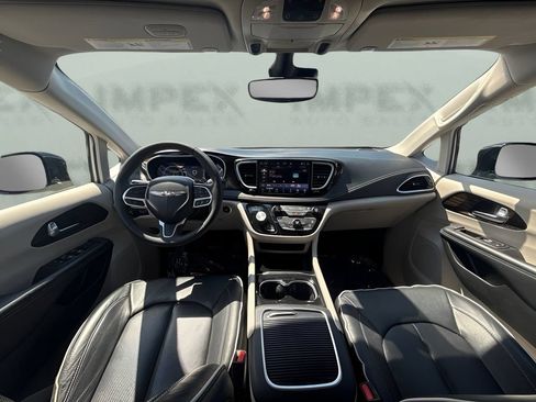 Used 2023 Chrysler Pacifica Limited FWD image 8
