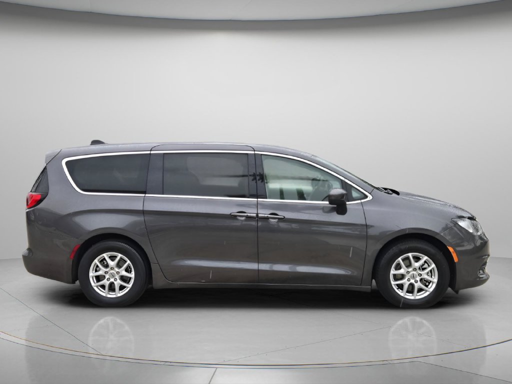 Used 2022 Chrysler Voyager LX FWD image 3