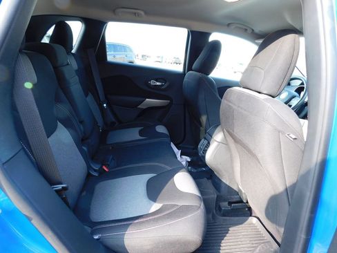 Used 2018 Jeep Cherokee Latitude w/ Altitude Package image 5