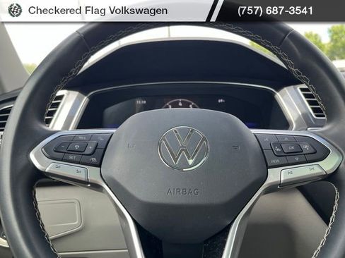 Used 2023 Volkswagen Tiguan SE w/ Panoramic Sunroof Package FWD image 34