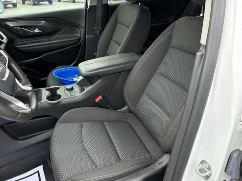 Used 2024 GMC Terrain SLE w/ Driver Convenience Package FWD image 11