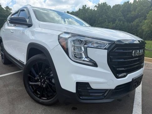 Used 2023 GMC Terrain SLE w/ Driver Convenience Package FWD image 2