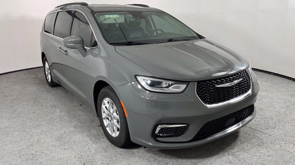 Used 2022 Chrysler Pacifica Touring-L FWD image 2