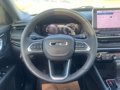 Used 2025 Jeep Compass Trailhawk w/ Trailhawk Elite Group AWD/4WD image 31