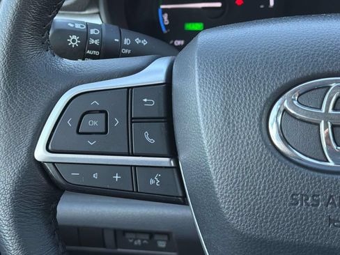 Used 2024 Toyota Sienna XLE w/ XLE Plus Package FWD image 11