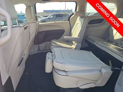 Used 2017 Chrysler Pacifica Limited image 8