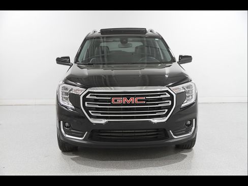 Used 2022 GMC Terrain SLT w/ Infotainment Package II AWD/4WD image 2