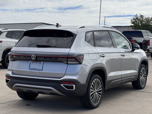 New 2025 Volkswagen Taos SE image 4