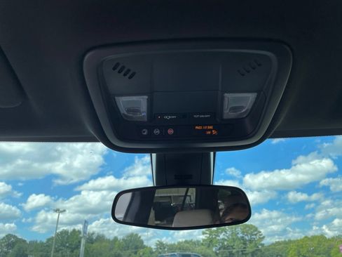 Used 2022 Chevrolet Traverse LT FWD image 23