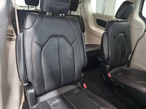 Used 2020 Chrysler Pacifica Touring-L image 16