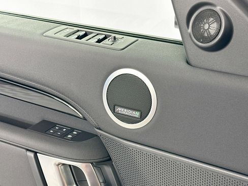 Used 2025 Land Rover Discovery S image 16