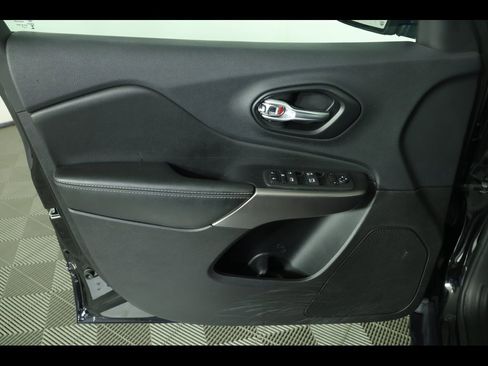 Used 2022 Jeep Cherokee Latitude Lux w/ Sun & Sound Group image 22