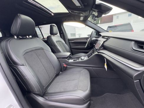 New 2026 Jeep Grand Cherokee Altitude image 20