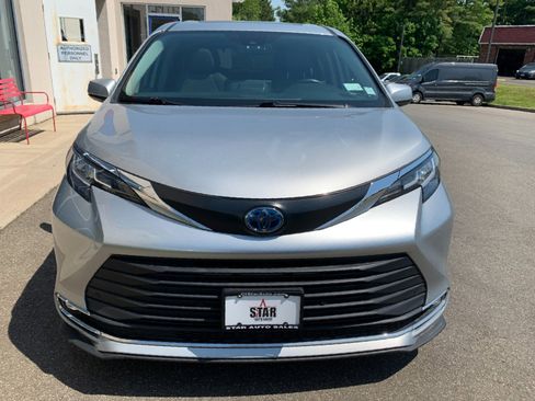 Used 2022 Toyota Sienna XLE AWD/4WD image 2
