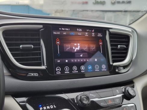 Used 2018 Chrysler Pacifica Touring-L image 28