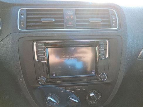 Used 2017 Volkswagen Jetta SE image 10
