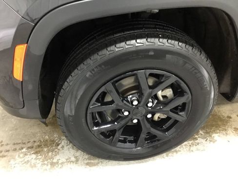 Used 2024 Jeep Grand Cherokee Altitude AWD/4WD image 4