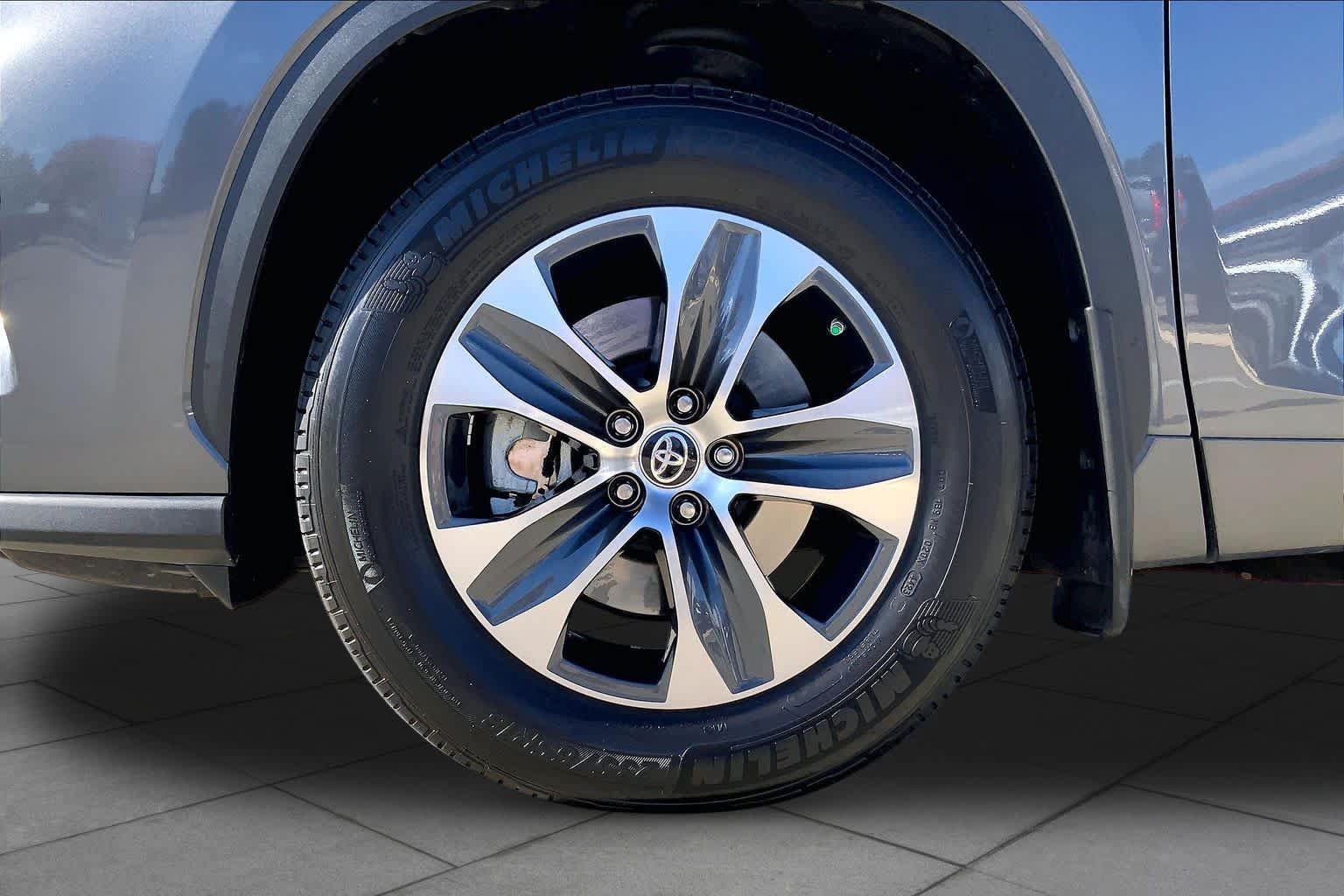 Used 2024 Toyota Highlander XLE AWD/4WD image 11